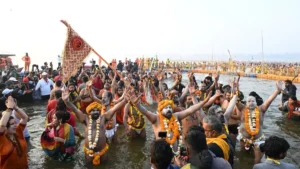 Read more about the article महाकुंभ 2025: वसंत पंचमी पर अखाड़ों का अमृत स्नान शुरू, प्रशासन की कड़ी निगरानी में श्रद्धालुओं की उमड़ी भीड़