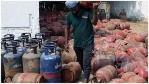 Read more about the article LPG Gas Price:बजट से पहले बड़ा तोहफा! कमर्शियल एलपीजी सिलेंडर हुआ सस्ता, जानिए आज का ताजा रेट