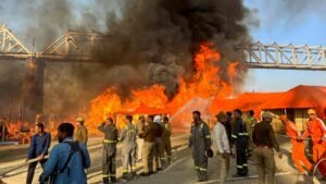 Read more about the article Mahakumbh Fire:प्रयागराज सेक्टर 18 में लगी भीषण आग, दमकल विभाग ने पाया काबू.. जांच जारी