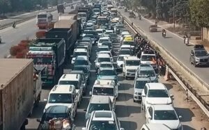 Read more about the article महाकुंभ 2025: प्रयागराज में संगम तक पहुंचने के रास्तों पर जाम, श्रद्धालुओं को हो रही कठिनाई