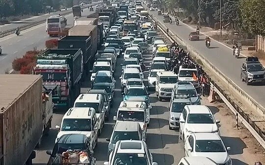 You are currently viewing महाकुंभ 2025: प्रयागराज में संगम तक पहुंचने के रास्तों पर जाम, श्रद्धालुओं को हो रही कठिनाई