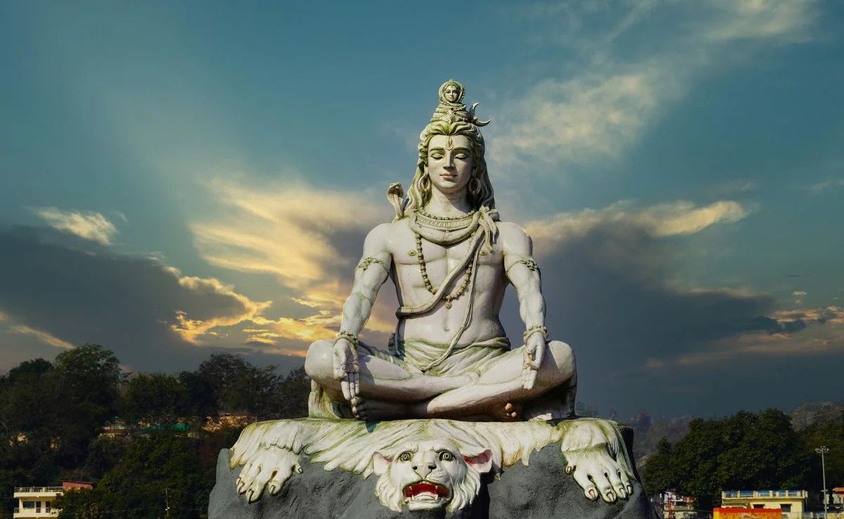 You are currently viewing महाशिवरात्रि 2025: पूजा के दौरान आरती और चालीसा का करें पाठ… सफल होगी पूजा