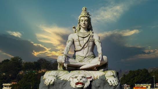 You are currently viewing महाशिवरात्रि 2025: शिवलिंग पर बिल्वपत्र चढ़ाने से पहले जानें इसके नियम, तभी पूजा होगी सफल