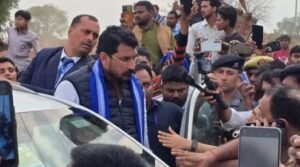 Read more about the article मथुरा में चंद्रशेखर के काफिले पर हमला, बाइक सवारों ने पत्थर फेंके, हंगामा