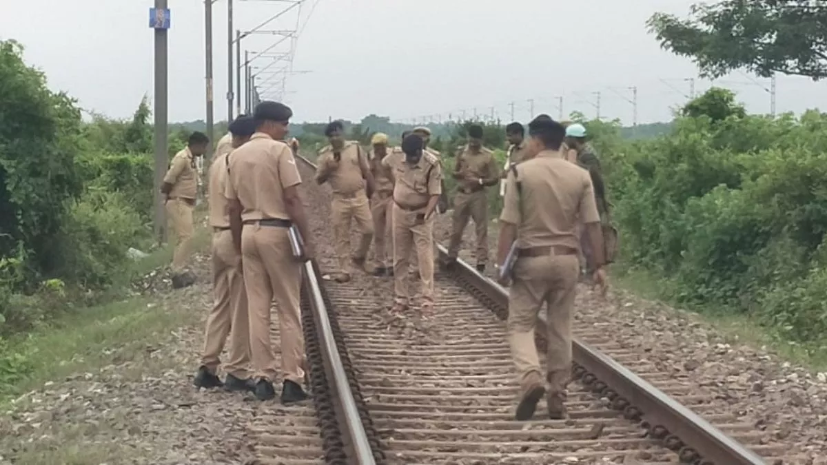 You are currently viewing हरदोई में शरारत: चलती ट्रेन के आगे रखे गए बोल्ट और पत्थर, चालक की तत्परता से बड़ा हादसा टला