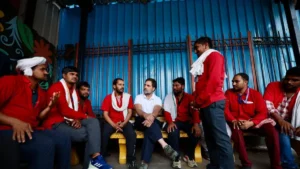 Read more about the article राहुल गांधी की नई दिल्ली रेलवे स्टेशन पर कुलियों से मुलाकात: भगदड़ रोकने की सरकार से अपील