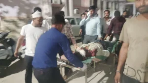 Read more about the article प्रतापगढ़ में बड़ा सड़क हादसा: बेकाबू डंपर ने कार को टक्कर मारते हुए 6 से ज्यादा लोगों को रौंदा, दो की मौत
