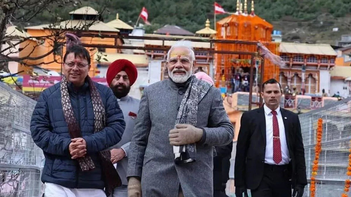 You are currently viewing पीएम मोदी ने उत्तराखंड में पारंपरिक परिधान चपकन में किया दर्शन, सांस्कृतिक विरासत को दिया बढ़ावा