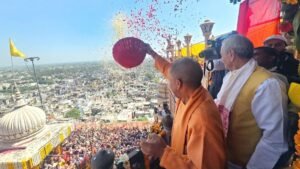 Read more about the article CM योगी ने आज मथुरा में खेले होली.. भक्तों पर की फूलों की बारिश