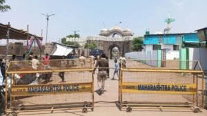 Read more about the article महाराष्ट्र में औरंगजेब के मकबरे को लेकर ताजा विवाद और पुलिस सुरक्षा व्यवस्था