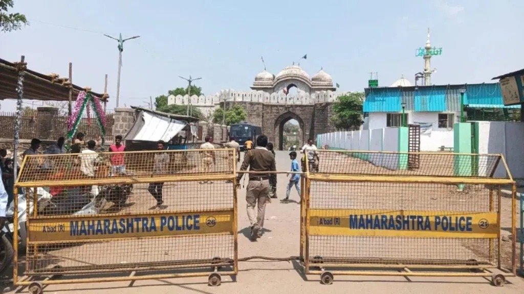 You are currently viewing महाराष्ट्र में औरंगजेब के मकबरे को लेकर ताजा विवाद और पुलिस सुरक्षा व्यवस्था