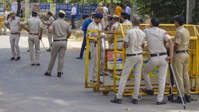 Read more about the article UP पुलिस वेतन निर्धारण में गड़बड़ी.. अधिक भुगतान पर अब वसूली का सवाल