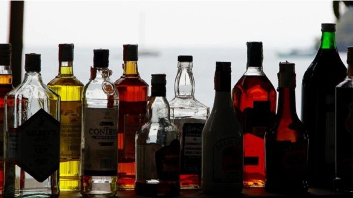 You are currently viewing UP Liquor Offer News: यूपी में शराब की एक बोतल खरीदने पर एक फ्री.. योगी सरकार पर आम आदमी पार्टी का हमला