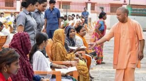 Read more about the article गोरखनाथ मंदिर में मुख्यमंत्री योगी आदित्यनाथ का जनता दर्शन.. 200 लोगों की समस्याएं सुनीं