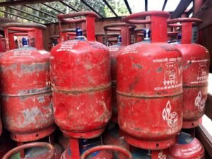 Read more about the article LPG गैस सिलेंडर की कीमत में वृद्धि और पेट्रोल-डीजल पर उत्पाद शुल्क में इज़ाफ़ा: उज्ज्वला योजना पर प्रभाव