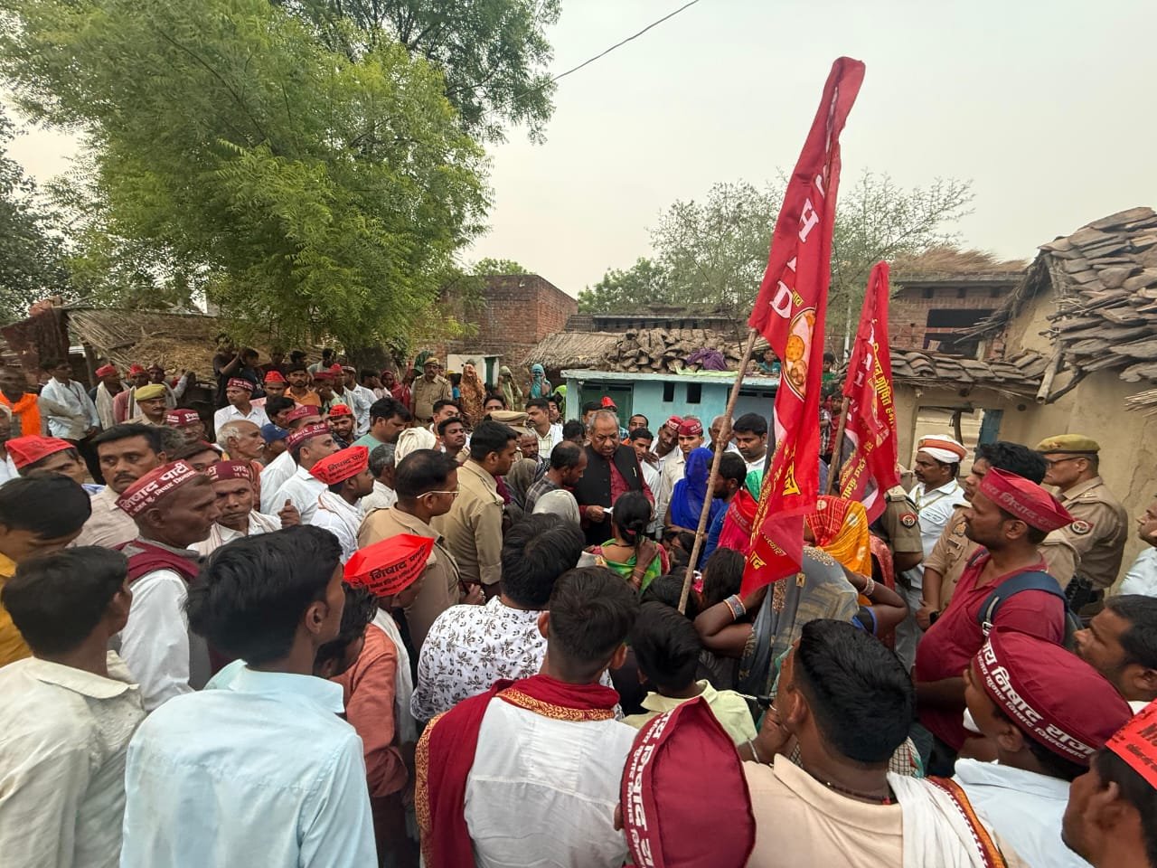 Read more about the article उत्तर प्रदेश सरकार के मंत्री डॉ. संजय कुमार निषाद ने बांदा में दुष्कर्म एवं हत्या पीड़िता के परिजनों से की मुलाकात
