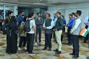 Read more about the article ईरान से 110 भारतीय छात्रों की सुरक्षित वापसी, विदेश राज्य मंत्री ने एयरपोर्ट पर किया स्वागत