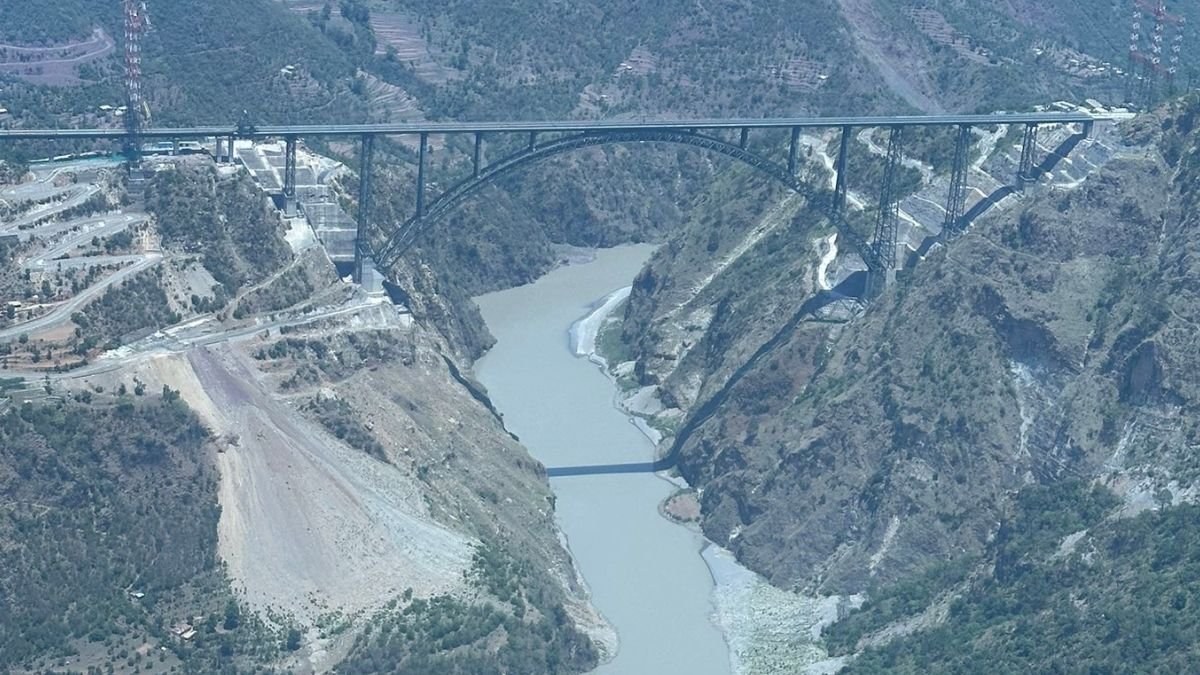 Read more about the article PM मोदी ने रचा इतिहास.. विश्व के सबसे ऊंचे रेलवे आर्च ब्रिज का किया लोकार्पण