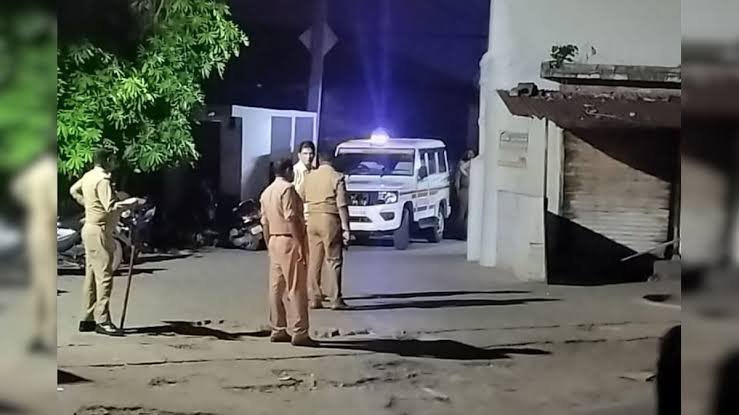 You are currently viewing लखनऊ में हथियारों का बड़ा खुलासा.. सलाउद्दीन उर्फ लाला के घर से बरामद हुआ भारी मात्रा में असलहा