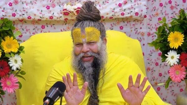 You are currently viewing संत प्रेमानंद महाराज की वायरल तस्वीर पर विवाद: श्रीराधा केलिकुंज आश्रम ने किया खंडन, दी सख्त चेतावनी