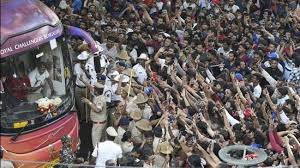 Read more about the article RCB विजय परेड भगदड़..चिन्नास्वामी स्टेडियम में 11 मौतों के बाद भी जश्न जारी, सोशल मीडिया पर आलोचना