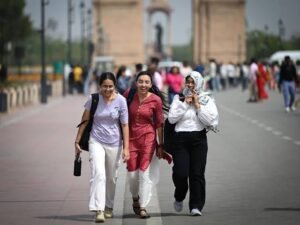 Read more about the article दिल्ली में भीषण गर्मी का तांडव: तापमान ने तोड़ा रिकॉर्ड, लू के कहर से बेहाल राजधानी