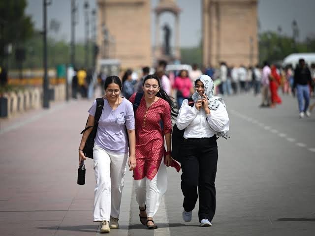 You are currently viewing दिल्ली में भीषण गर्मी का तांडव: तापमान ने तोड़ा रिकॉर्ड, लू के कहर से बेहाल राजधानी
