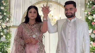 You are currently viewing हाथों में हाथ थामे रिंकू-प्रिया ने की सगाई, वीडियो और फोटो इंटरनेट पर वायरल