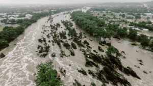 Read more about the article Texas में कुदरत का कहर: तूफान और बाढ़ से 43 की मौत, समर कैंप की 23 बच्चियां लापता