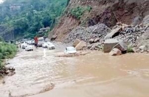 Read more about the article हिमाचल में भारी बारिश बनी आपदा: 106 मौतें, 1000 करोड़ का नुकसान, कई सड़कें बंद