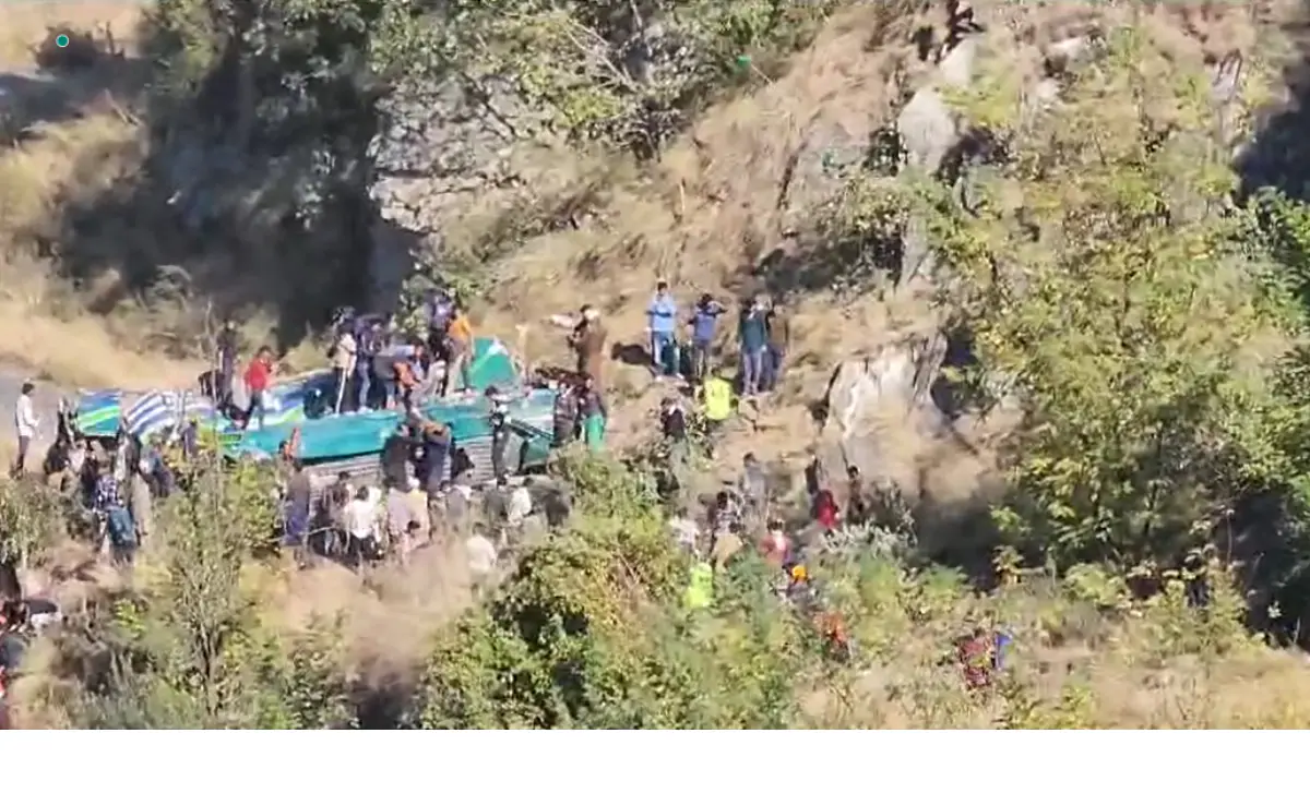 You are currently viewing जम्मू-कश्मीर के डोडा में भीषण सड़क हादसा, यात्रियों से भरा वाहन खाई में गिरा; सात की मौत की आशंका