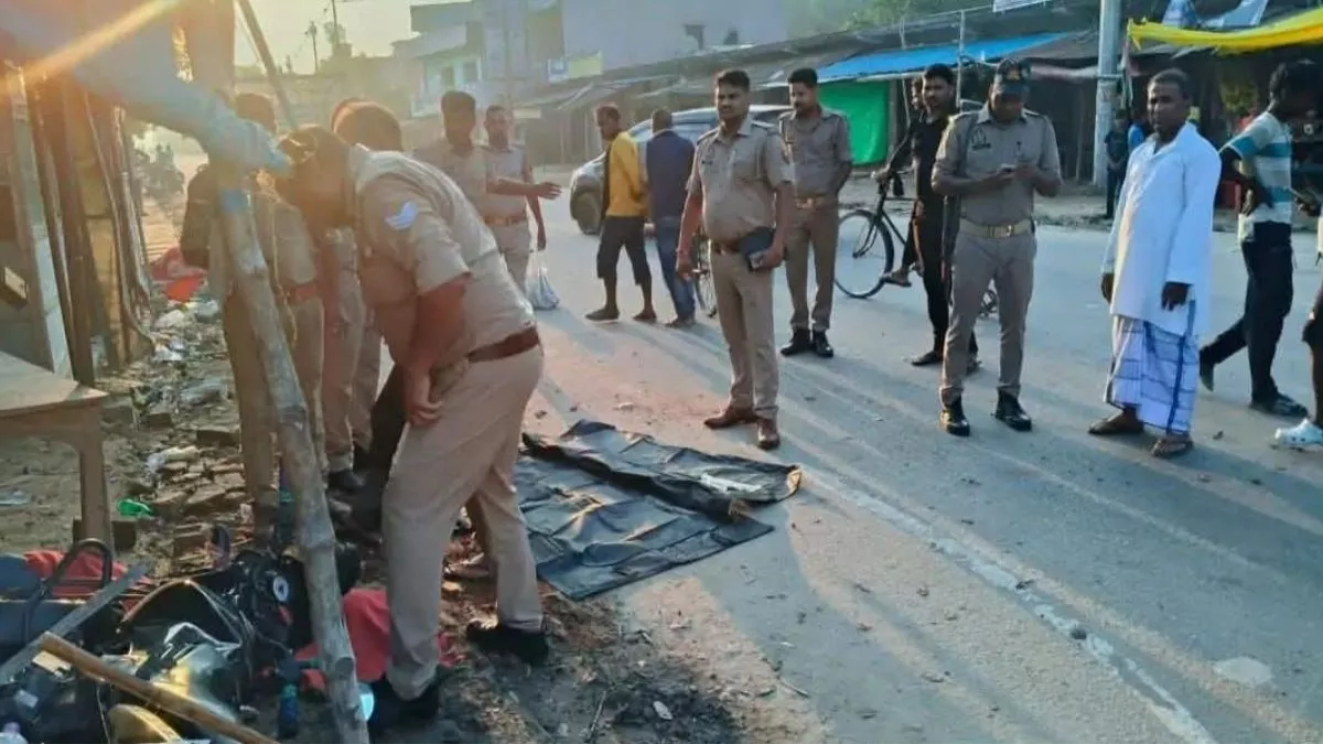 Read more about the article अंबेडकरनगर सड़क हादसा: तेज रफ्तार डंपर ने बाइक सवार दंपती को रौंदा, मौके पर ही मौत