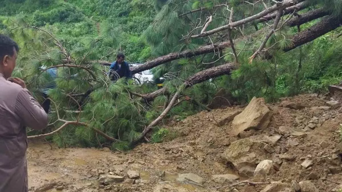 You are currently viewing मुंबई में भारी बारिश से तबाही: विखरोली में भूस्खलन से दो की मौत, चार घायल