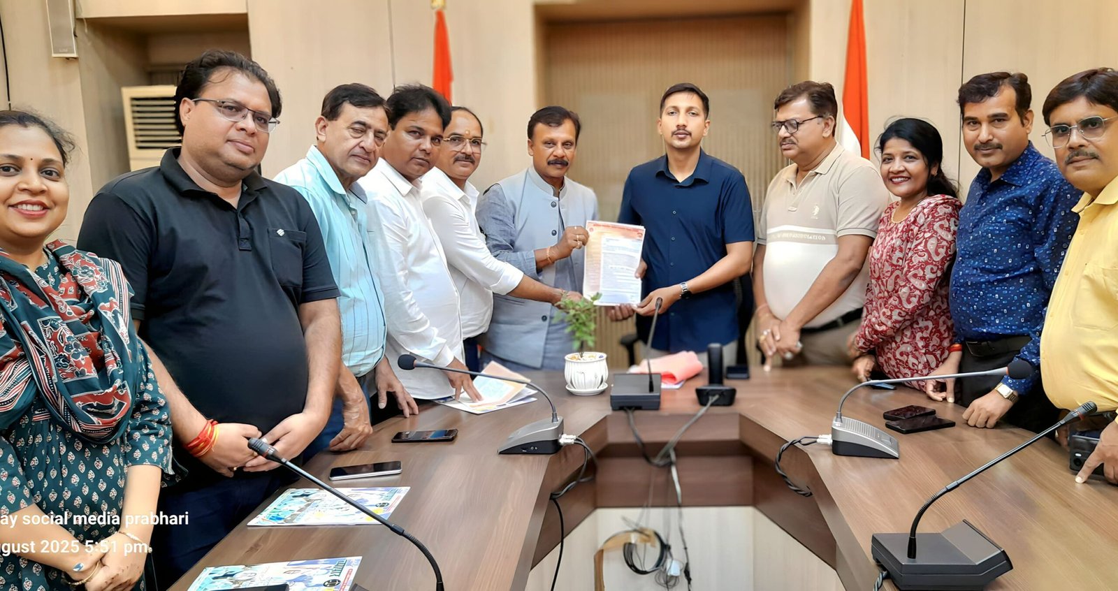 Read more about the article Lucknow में व्यापारियों और प्रशासन की संयुक्त बैठक: व्यापारिक हितों और स्वच्छता अभियान पर चर्चा