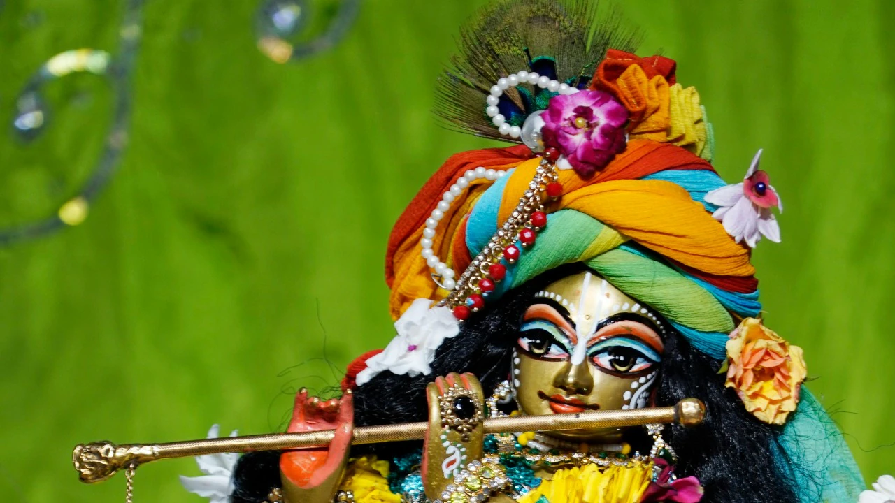 You are currently viewing कृष्ण प्रेयसी राधा रानी के जन्मोत्सव की हार्दिक शुभकामनाएं, अपनों को भेजें ये पावन संदेश