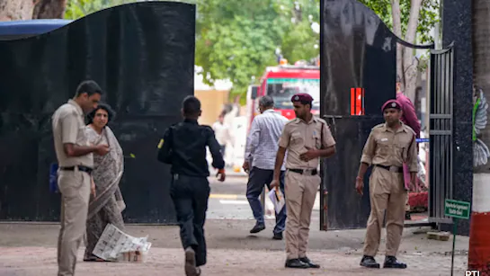 You are currently viewing Delhi के स्कूल में फिर बम की धमकी, ईमेल से मचा हड़कंप, स्कूल खाली कराया गया