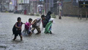 Read more about the article मुंबई में मूसलधार बारिश का कहर: अमिताभ बच्चन के घर तक पहुंचा पानी, जनजीवन प्रभावित