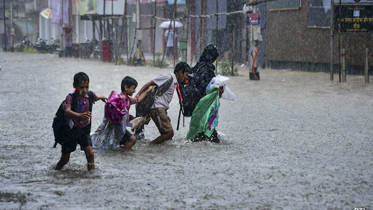 You are currently viewing मुंबई में मूसलधार बारिश का कहर: अमिताभ बच्चन के घर तक पहुंचा पानी, जनजीवन प्रभावित