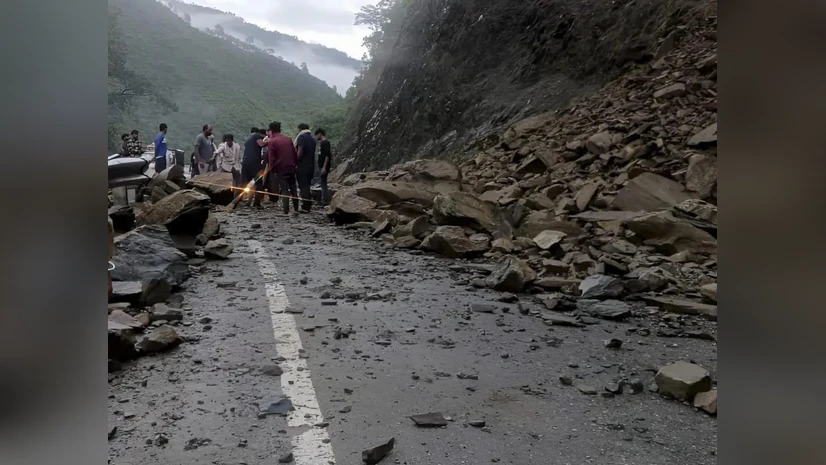 You are currently viewing Sikkim Landslide:सिक्किम में भूस्खलन का कहर.. चार लोगों की मौत, तीन अब भी लापता