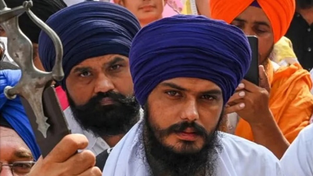 You are currently viewing क्या अमृतपाल सिंह की होगी अस्थायी रिहाई? मां ने बाढ़ पीड़ितों की मदद के लिए की भावुक अपील