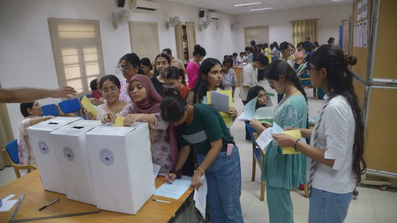 You are currently viewing DUSU Election 2025: कौन संभालेगा कमान? आज तय होगी 21 उम्मीदवारों की किस्मत
