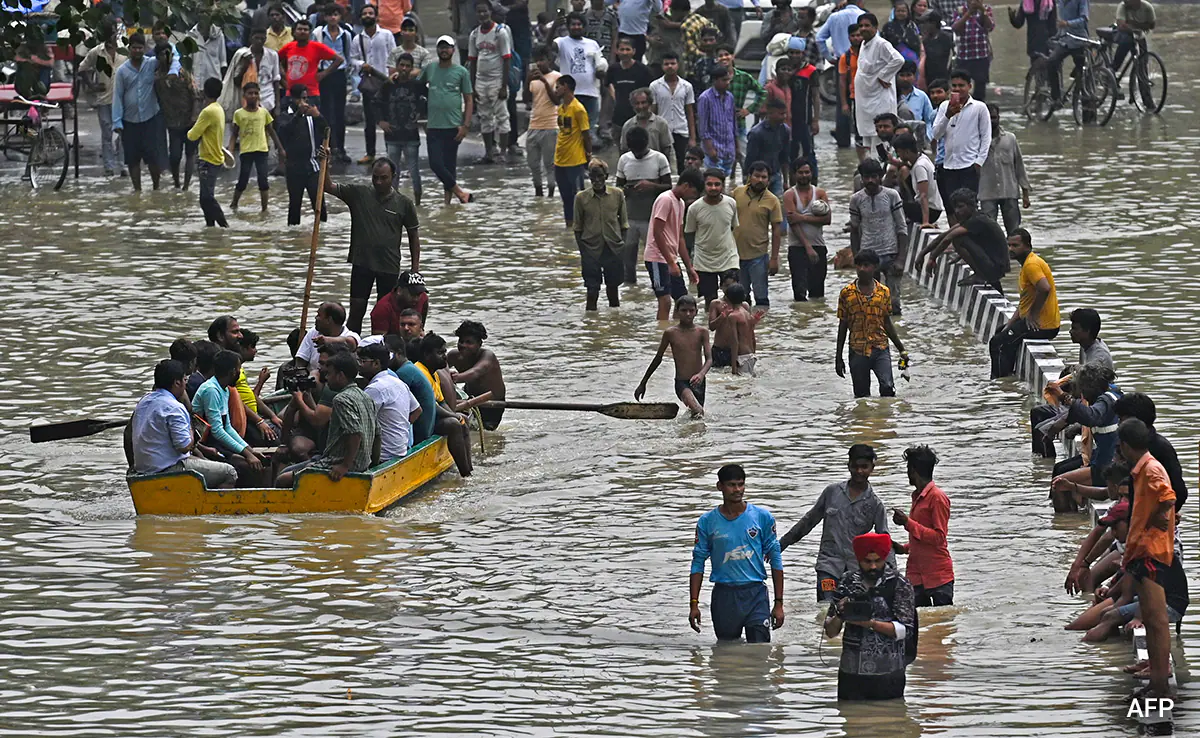 You are currently viewing Floods in Delhi: दिल्ली में बाढ़ का अलर्ट: यमुना उफान पर, हजारों बेघर, एनडीआरएफ मोर्चा संभाले