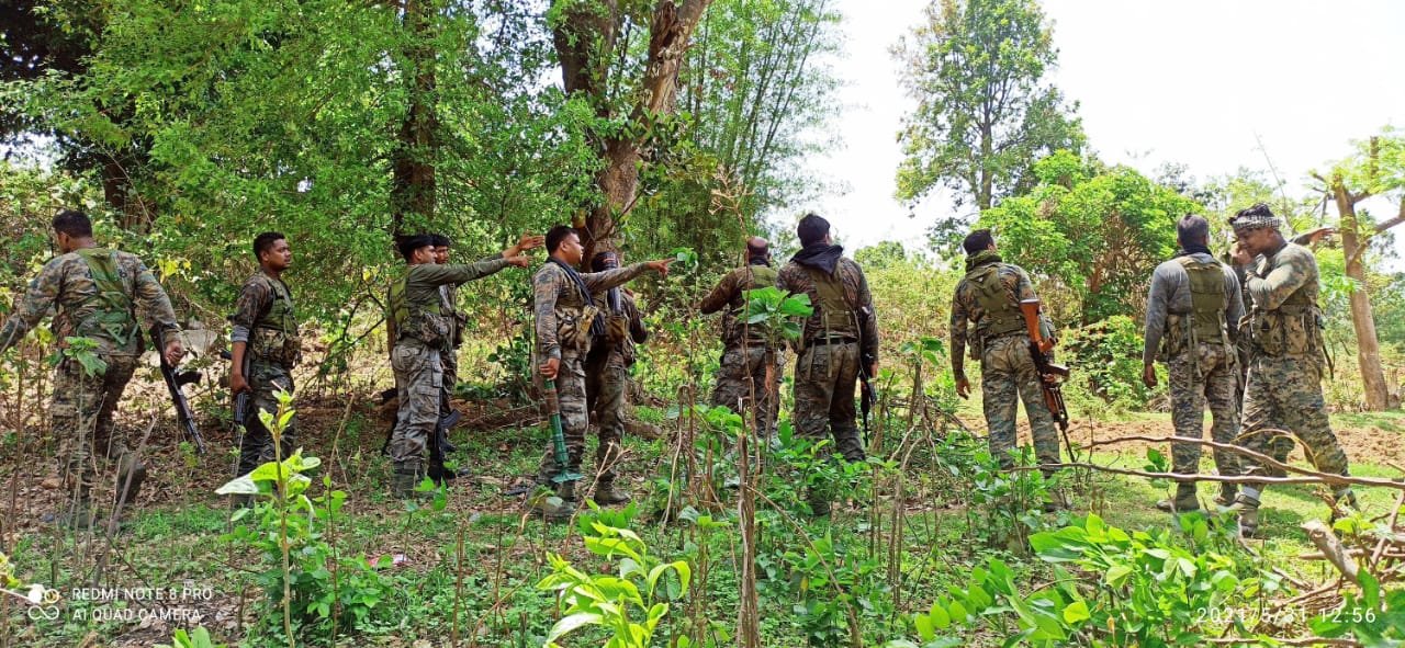 You are currently viewing झारखंड के श्रीकेदाल जंगल में नक्सली मुठभेड़: दो पुलिस जवान शहीद, एक गंभीर रूप से घायल