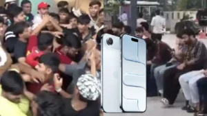 Read more about the article iPhone 17 की दीवानगी ने पार कर दी सारी हदें, Apple स्टोर के बाहर लगी भीड़, हाथापाई तक हुई