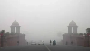 Read more about the article दिल्ली की हवा बनी ‘ज़हर’ — डॉक्टरों ने दी चेतावनी, कहा — “6 से 8 हफ्तों के लिए शहर छोड़ दें”