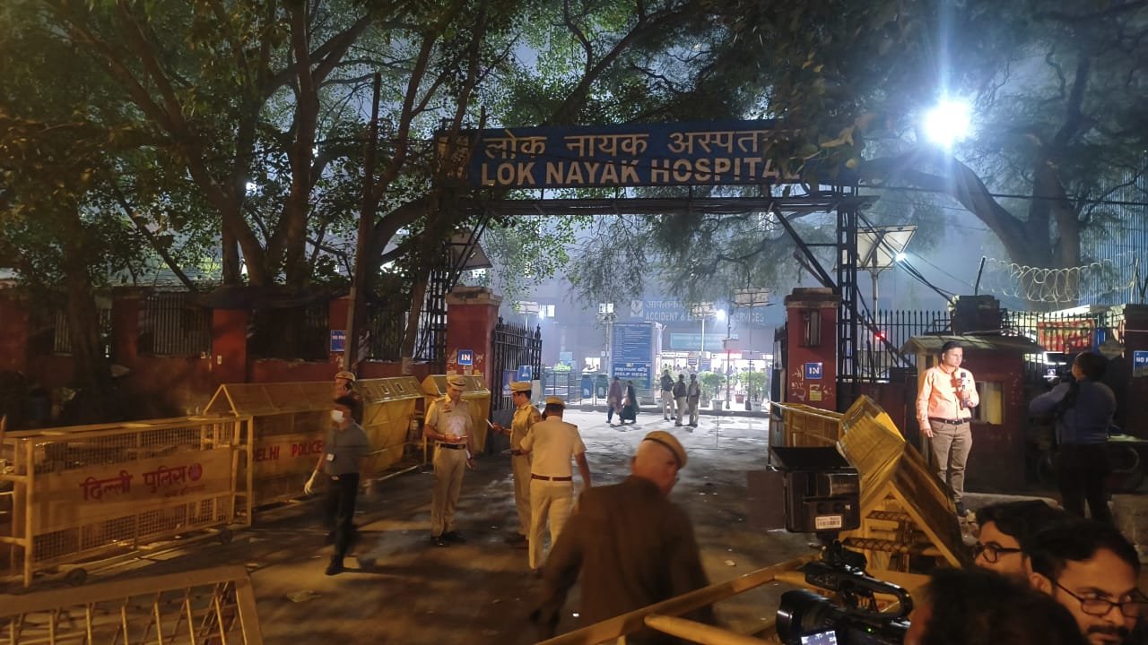 Read more about the article लाल किला ब्लास्ट: धमाके से कांपी दिल्ली, कई राज्यों में हाई अलर्ट; कार में हुआ विस्फोट, गाड़ियां और दुकानें जलीं