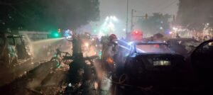 Read more about the article दिल्ली धमाका: लाल किले के पास गूंजा भयानक विस्फोट, मेट्रो स्टेशन के शीशे टूटे, गाड़ियों के उड़ गए परखच्चे