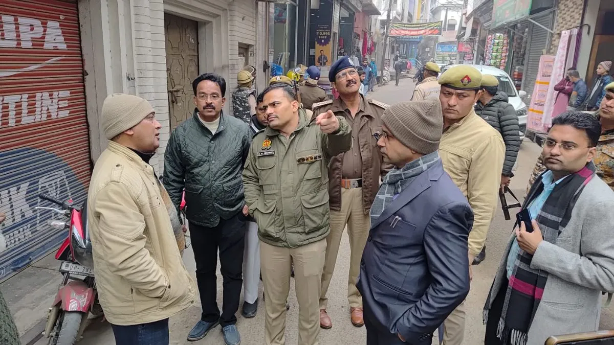 Read more about the article संभल में कब्रिस्तान की जमीन पर अवैध कब्जों की जांच शुरू, डीएम-एसपी रहे मौजूद