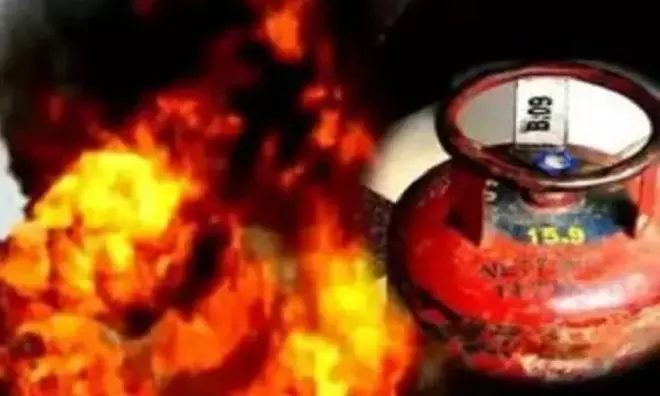 You are currently viewing Cylinder Blast in Varanasi: लहरतारा में सिलेंडर फटने से मकान जमींदोज, मलबे में दबकर भाई-बहन की मौत