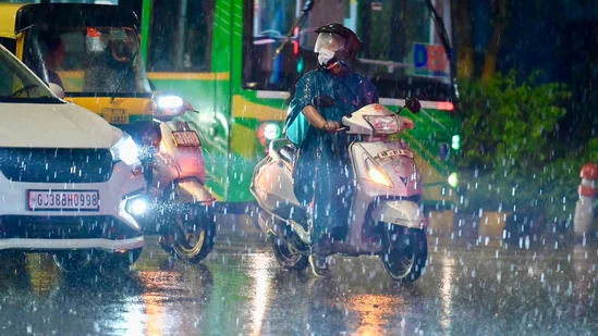 You are currently viewing Delhi Weather: दिल्ली-NCR में मौसम का यू-टर्न! 23 मार्च को झमाझम बारिश के आसार, जानें पूरे हफ्ते का अपडेट